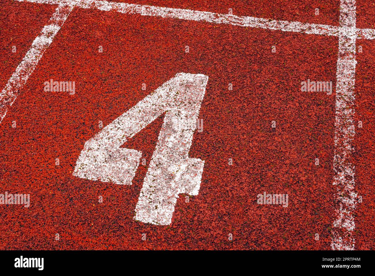 Il numero 4 al punto di partenza della pista da corsa o della pista da atleta nello stadio Foto Stock
