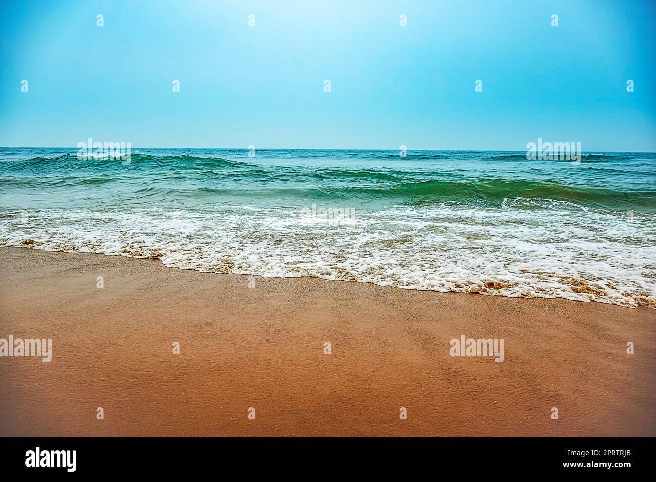 Le onde del mare dell'East Cost dell'India sono spettacolari alla spiaggia di Puri di Odisha, dove alcune persone si godono il bagno di mare con gli amici lontano dalla riva. India, febbraio 2020. Foto Stock
