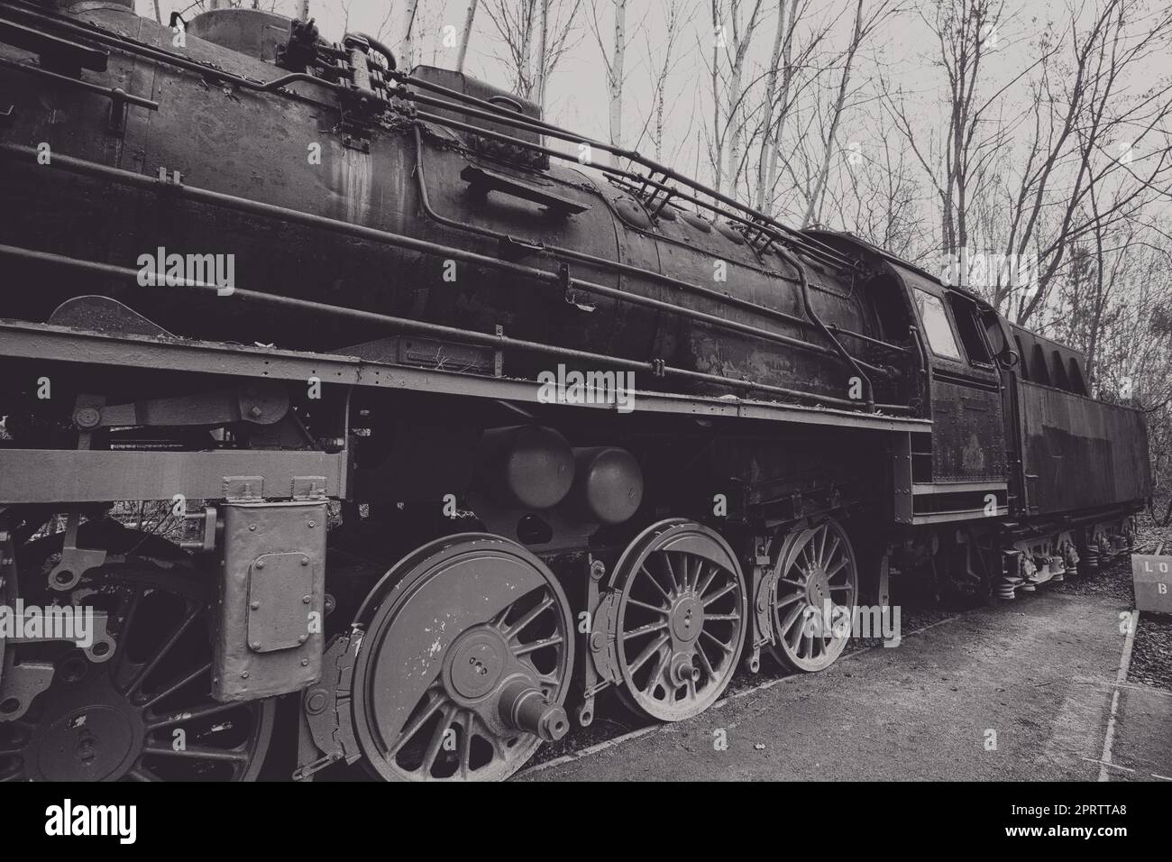 Locomotiva a vapore in bianco e nero, parcheggiata in una stazione terminale. Storico Foto Stock