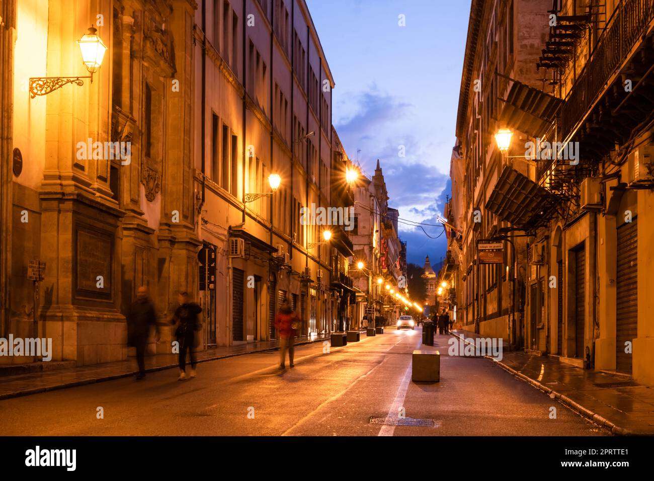 Crepuscolo serale in Via Vittorio Emanuele, nella storica Palermo, dove molte persone si riuniscono per fare festa e mangiare durante la vita notturna. Foto Stock