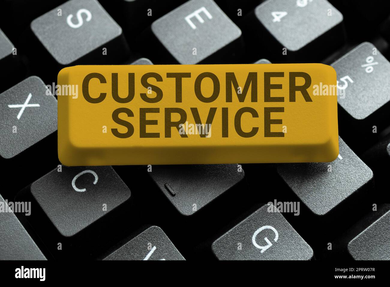 Didascalia di testo che presenta il Servizio clienti, Word per l'interazione diretta con i clienti che offrono supporto programmatore astratto che digita codici antivirus, Foto Stock