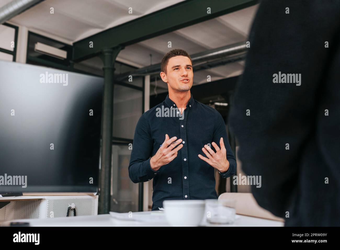 Responsabile maschile che spiega durante una riunione d'affari in ufficio Foto Stock