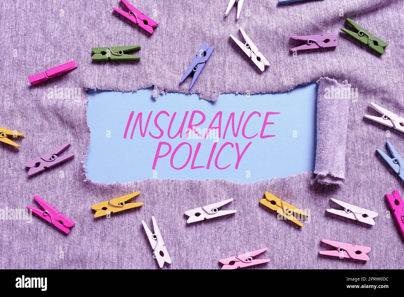 Titolo concettuale polizza assicurativa, foto concettuale costo del debito che si è verificato durante un periodo di tempo Foto Stock