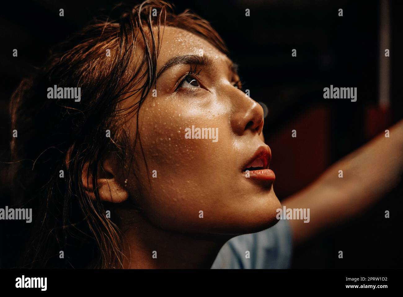 Faccia dell'atleta femminile con sudore mentre si lavora in palestra Foto Stock