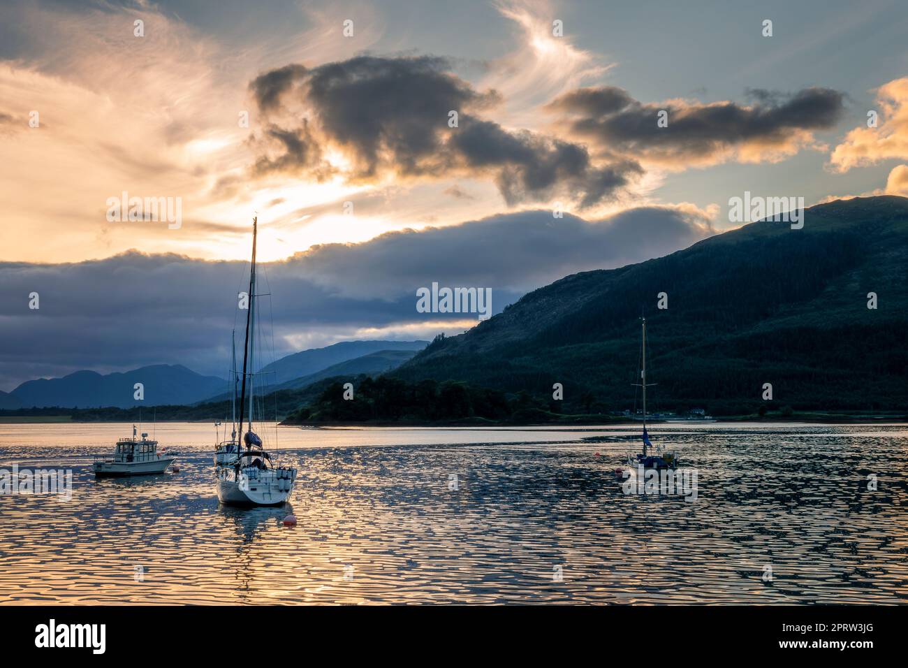 Barche a vela al tramonto a Loch Leven vicino Glencoe nelle Highlands della Scozia, Regno Unito Foto Stock