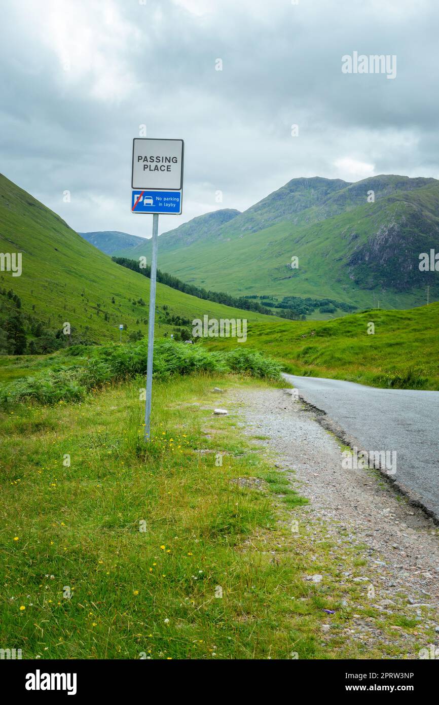 Tipico posto di passaggio su una strada a binario singolo nelle Highlands di Scozia, Regno Unito Foto Stock