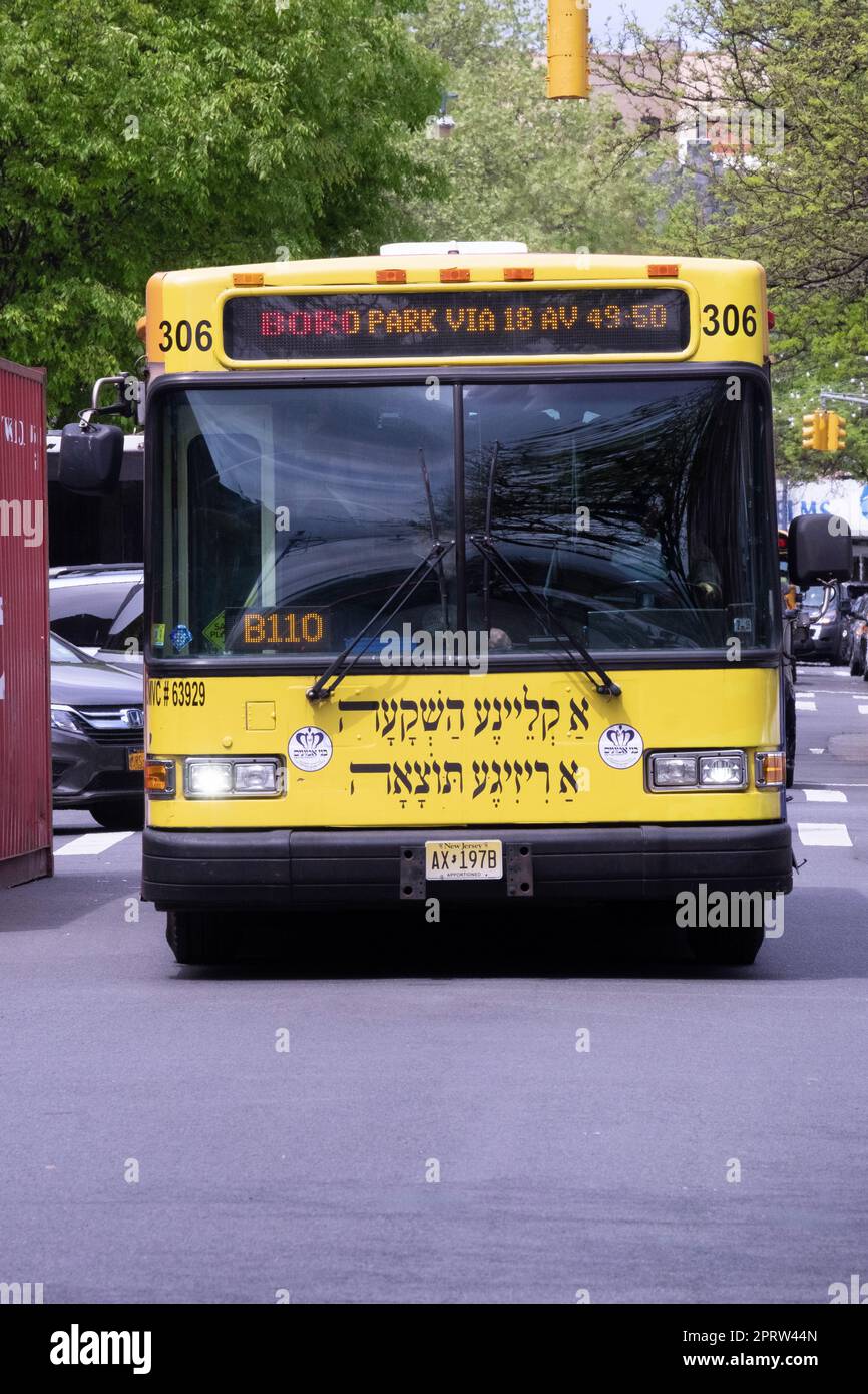 Un autobus privato che corre tra i quartieri ebraici ortodossi di Williamsburg e Boro Park. Su Lee Avenue & con Yiddish scrittura sul fronte. Foto Stock