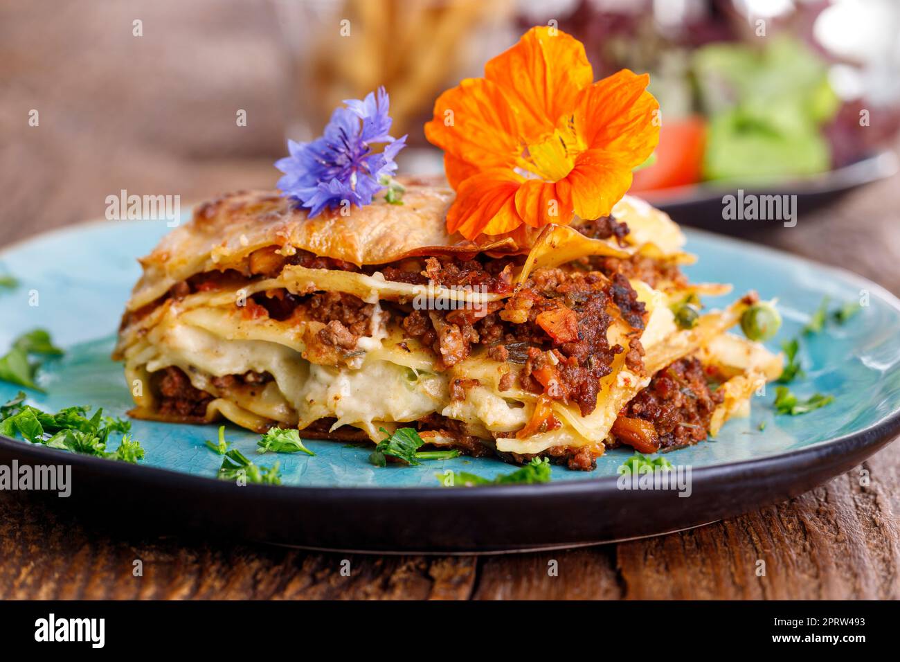 lasagne su piatto blu Foto Stock