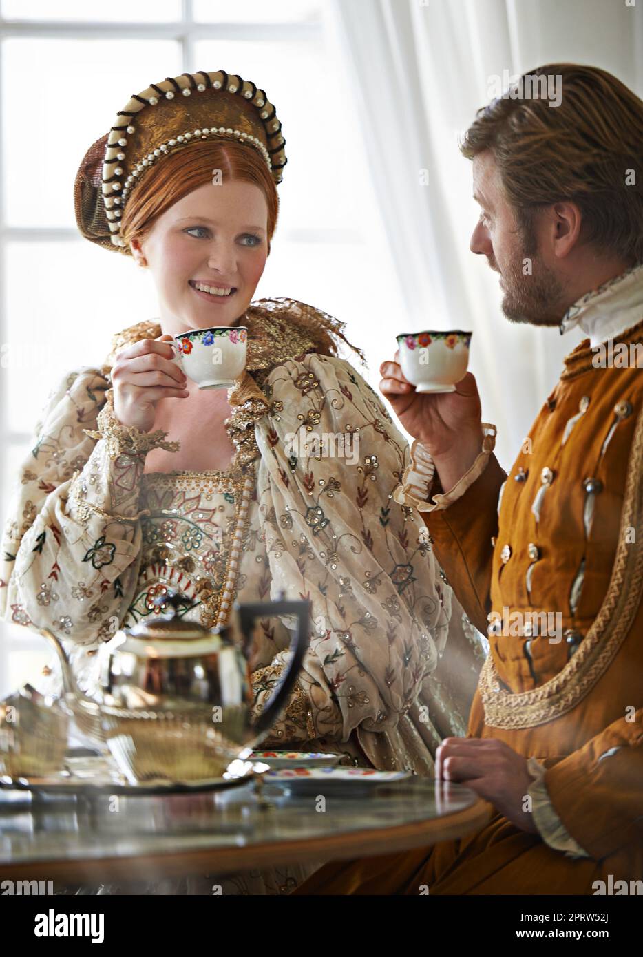 Tè con la contessa. Un re e una regina che prendono il tè insieme a casa. Foto Stock