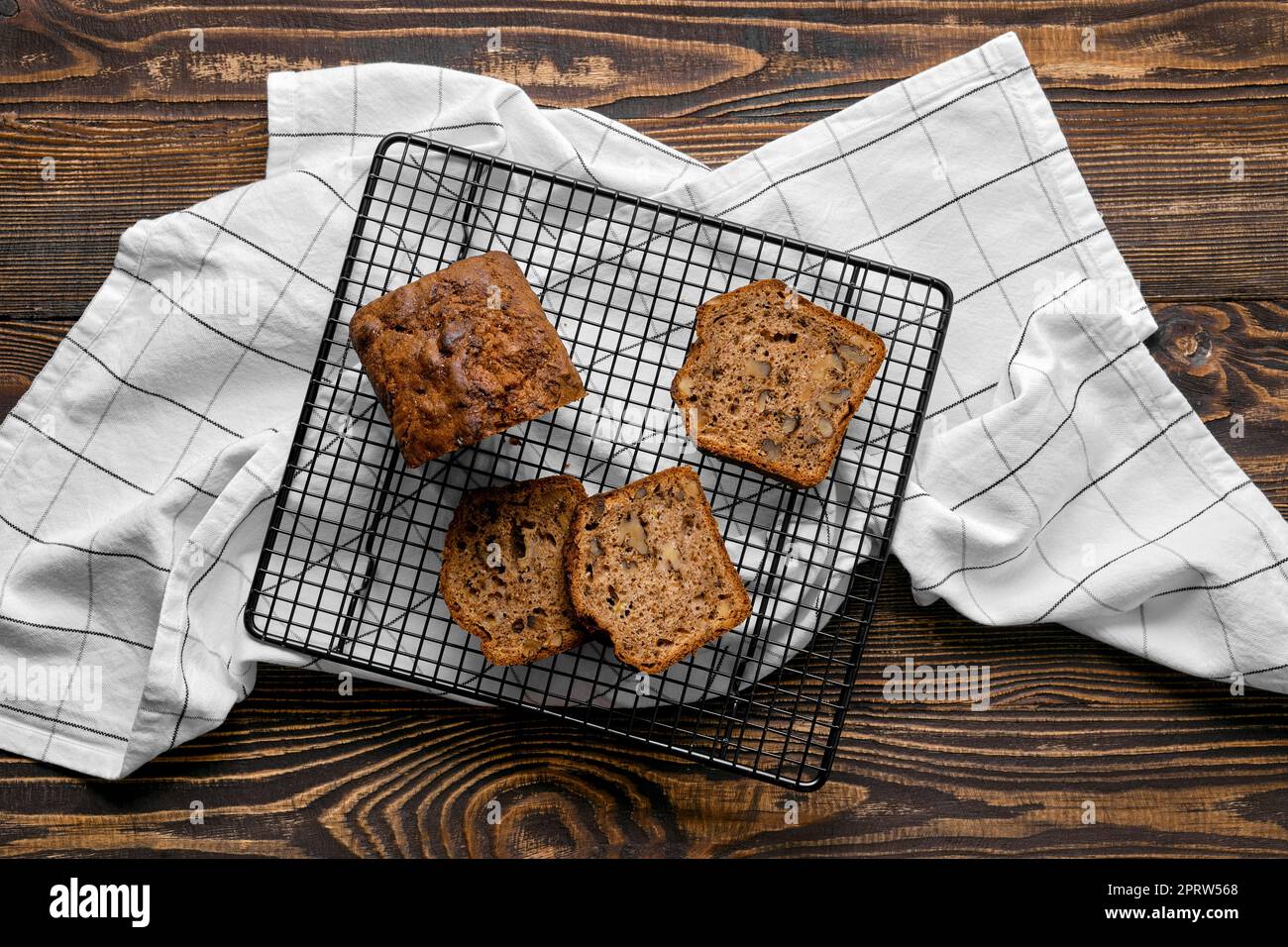 Vista dall'alto della torta di biscotti con noci sulla griglia da forno Foto Stock