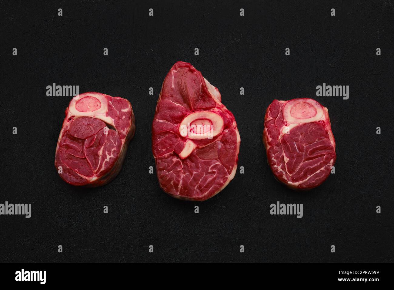 Vista dall'alto del gambo di manzo crudo con taglio incrociato, ossobuco sullo sfondo posteriore Foto Stock