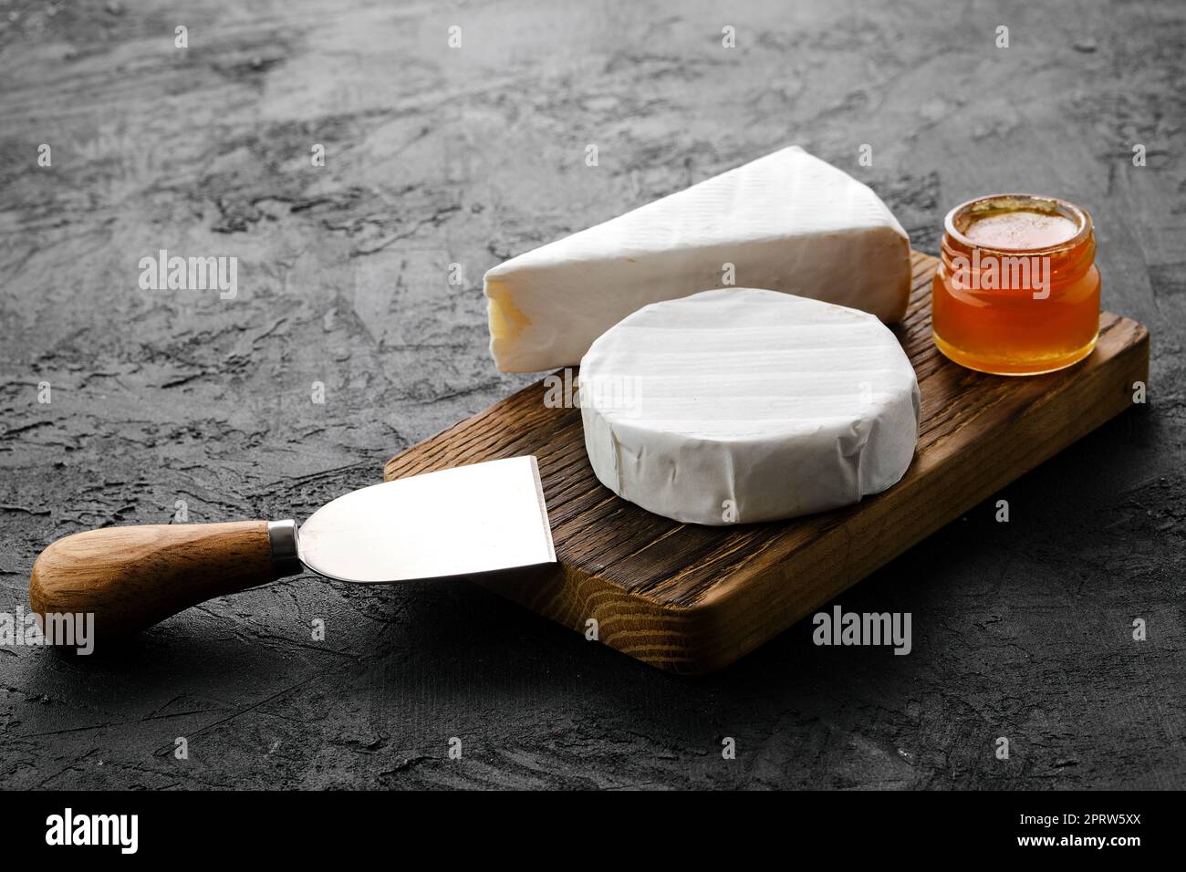 Pezzo di formaggio brie morbido o camembert Foto Stock