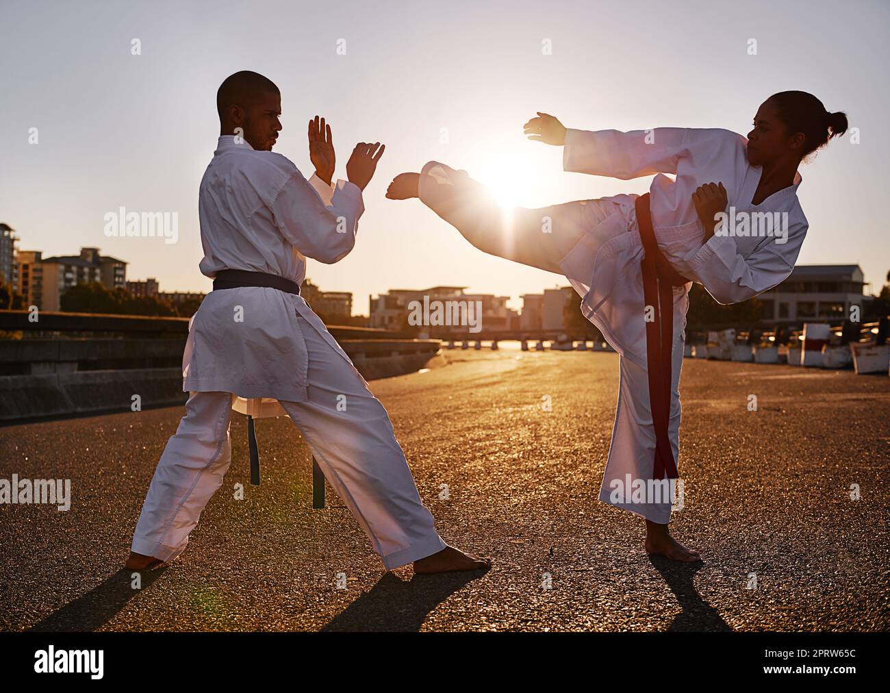 Bloccato. Due sportivi che si affacciano e praticano il karate indossando il gi. Foto Stock