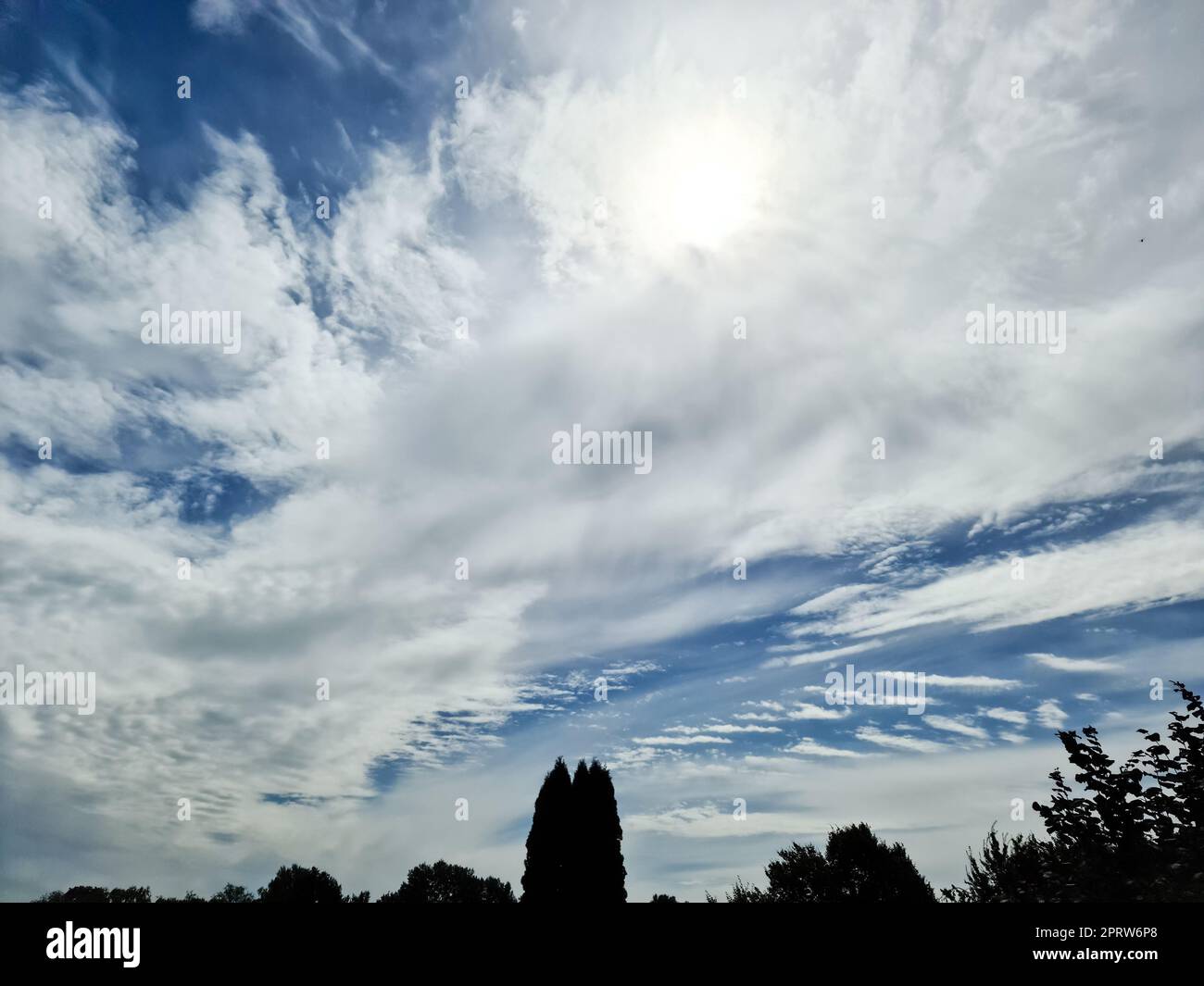 Splendide e soffici formazioni di nuvole bianche in un cielo estivo blu intenso Foto Stock