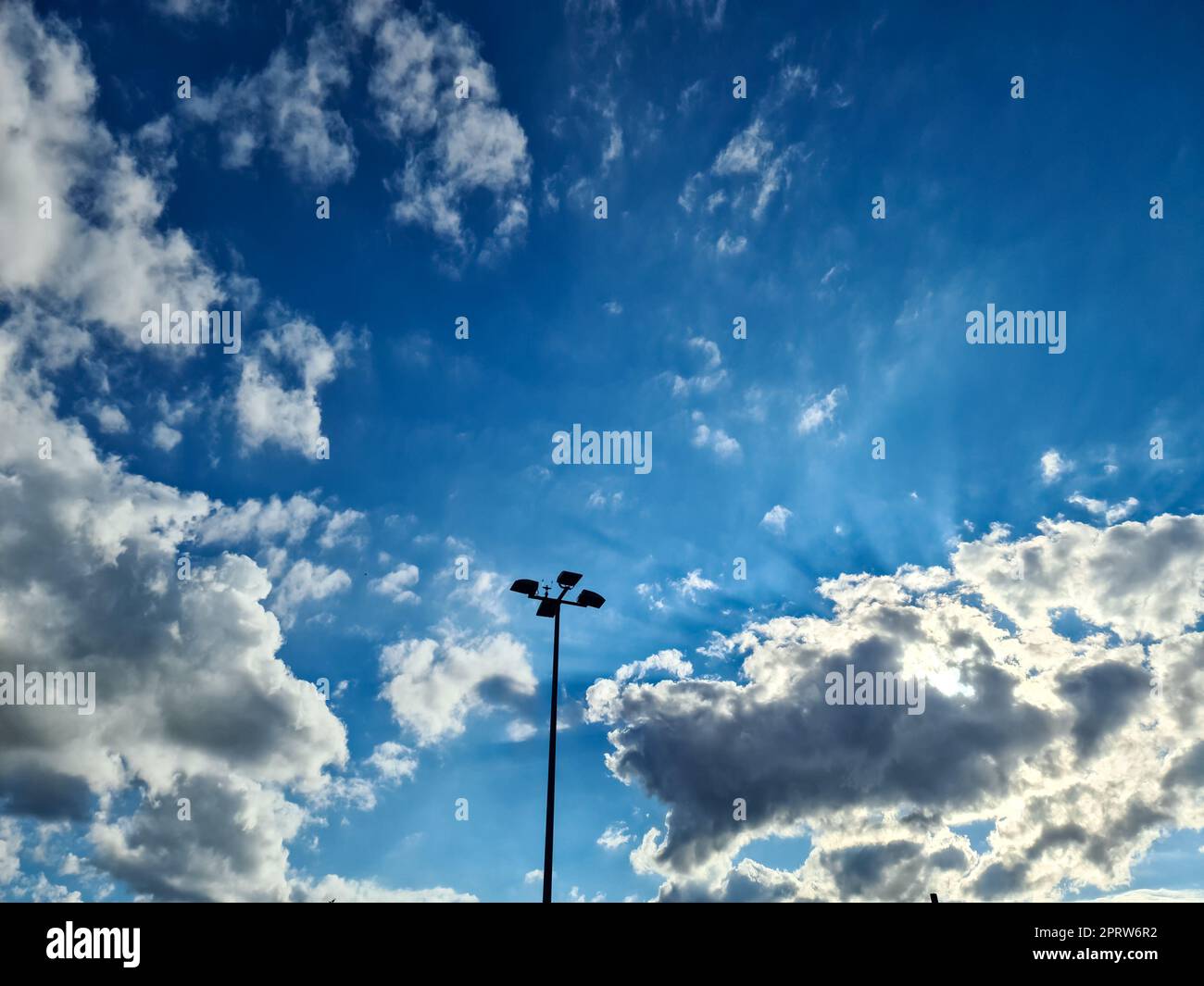 Splendide e soffici formazioni di nuvole bianche in un cielo estivo blu intenso Foto Stock