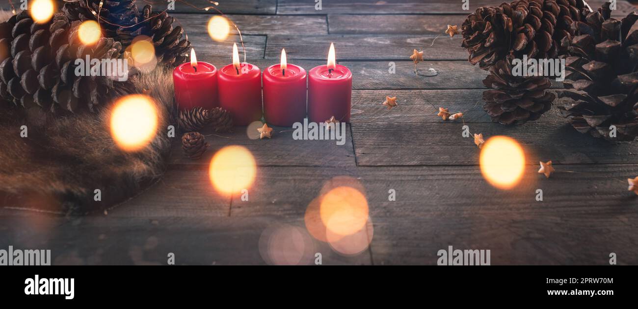 Candele che bruciano per Natale Foto Stock