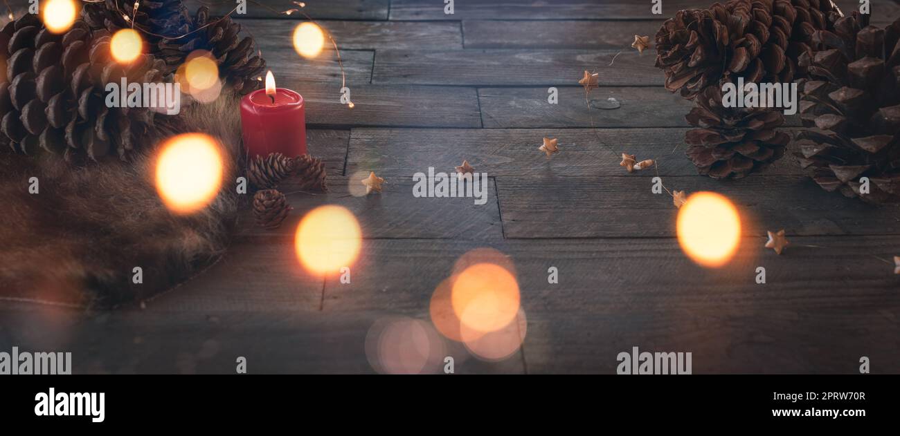 Una candela brucia per Natale Foto Stock