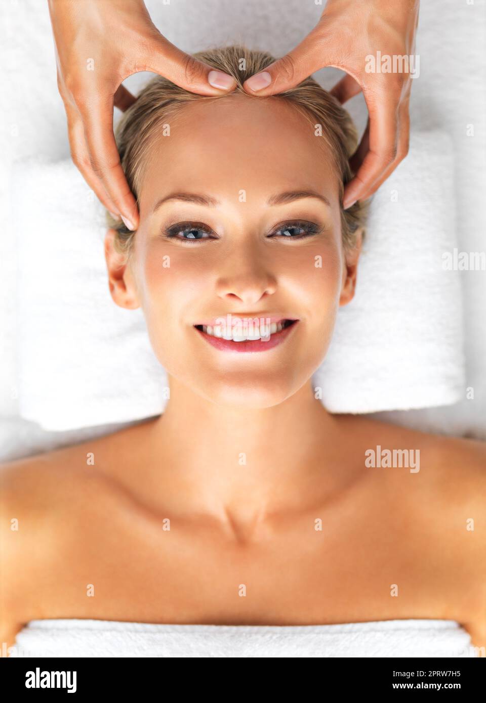 Sentirsi rinfrescati, restaurati e splendidi. Una bella giovane donna che si rilassa in una spa - massaggio alla testa. Foto Stock