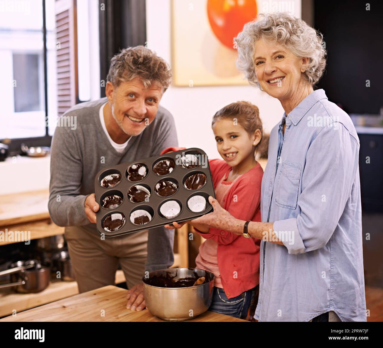 Guarda cosa ha fatto Weve. Una bambina che cucinava con i suoi nonni. Foto Stock