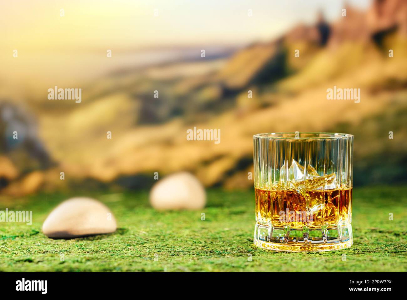 Bicchiere di whisky di torba su muschio verde Foto Stock