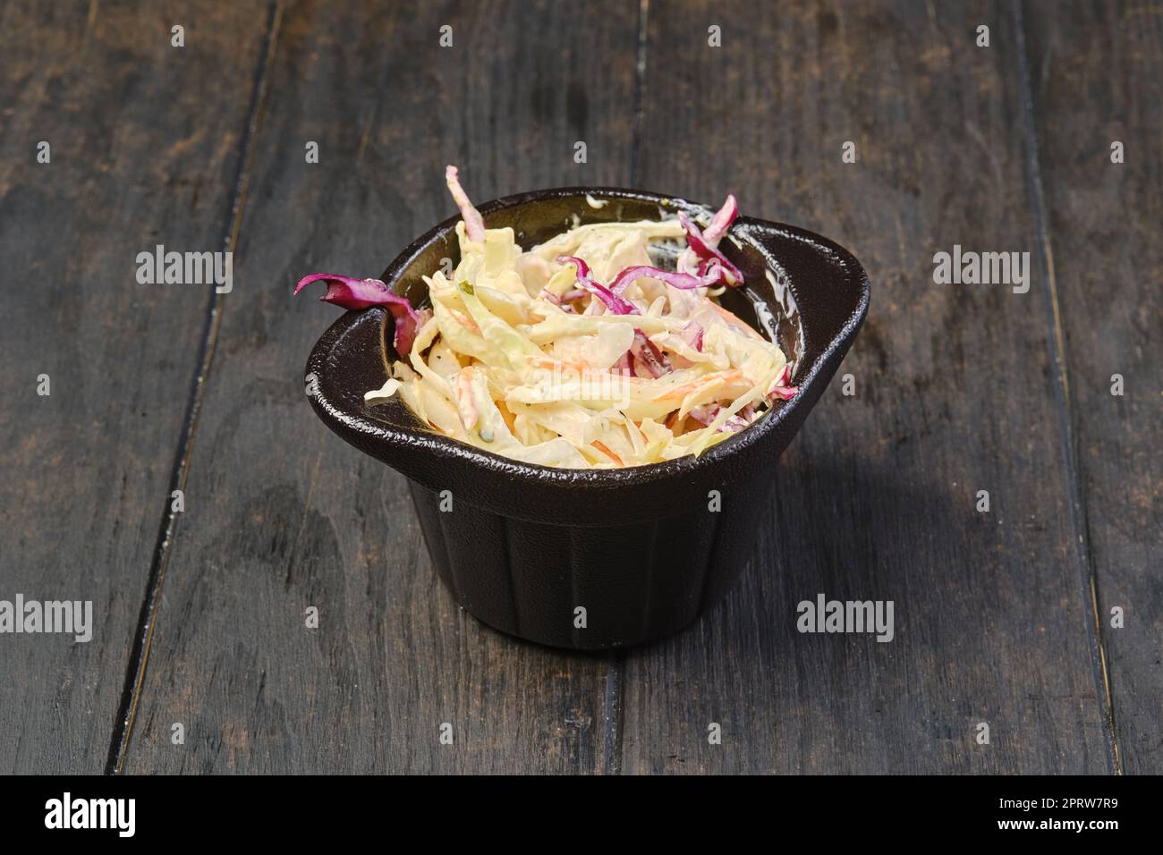 Ciotola con insalata di cavolo colorata Foto Stock