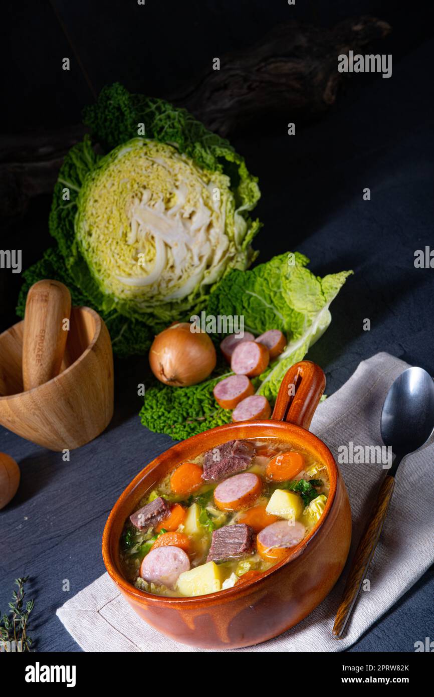 Delizioso stufato di cavolo di savoia in un recipiente rustico Foto Stock