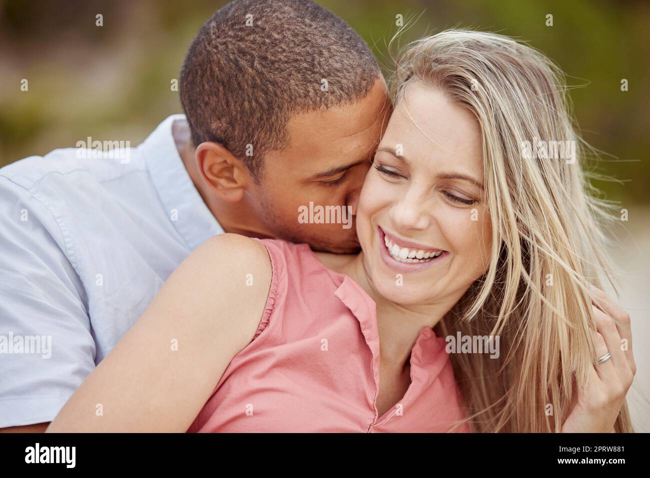 Uomo bacio collo donna immagini e fotografie stock ad alta risoluzione -  Alamy