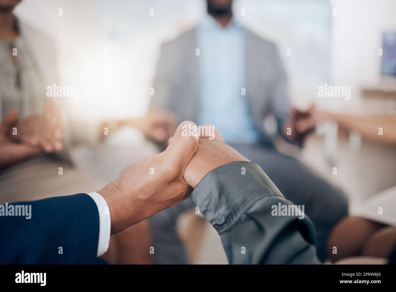 Mani in preghiera, team building o consulenza di gruppo tenendosi per mano per supporto, assistenza e aiuto per la salute mentale. Religione, fede e amore comunità o professionisti del business in un circolo di psicologia Foto Stock