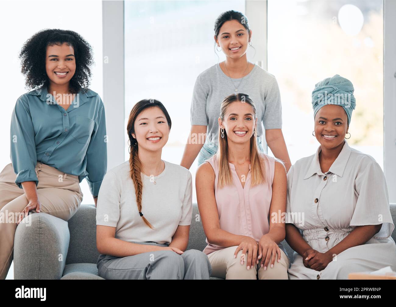 Donne d'affari, diversità e collaborazione globale nel lavoro di squadra in startup femminili, società di marketing o ufficio inclusivo. Ritratto felice, dipendente sorridente o lavoratore con una visione motivazionale nel marchio About Us Foto Stock