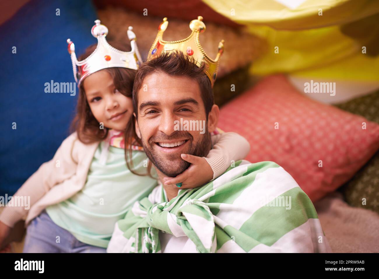 Avere così tanto divertimento. Una bambina carina vestita come una principessa mentre giocava a casa con il papà. Foto Stock