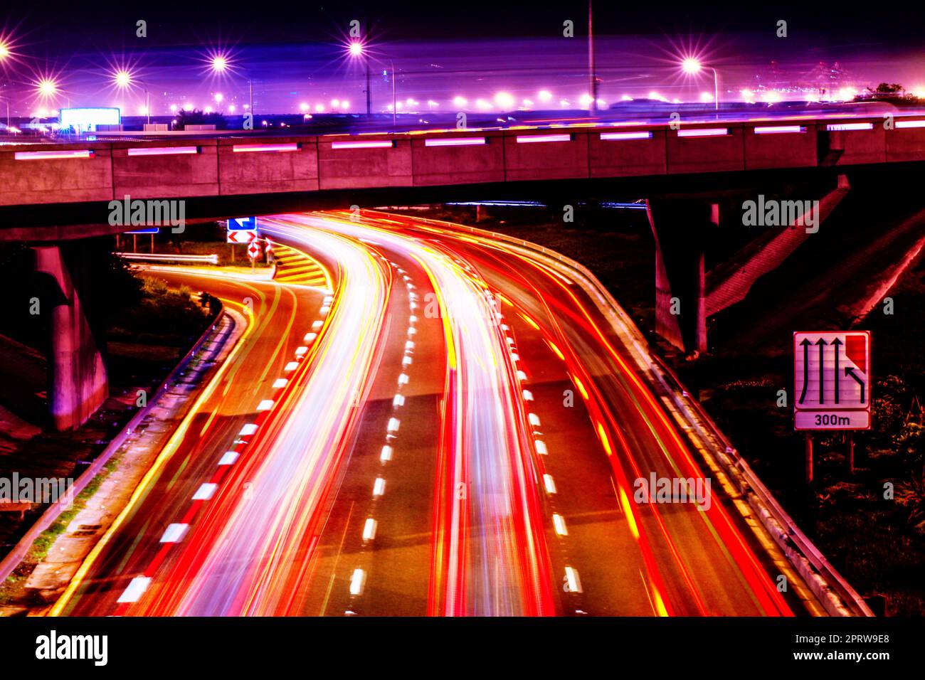 Velocità e movimento in città. Un traffico in autostrada. Foto Stock