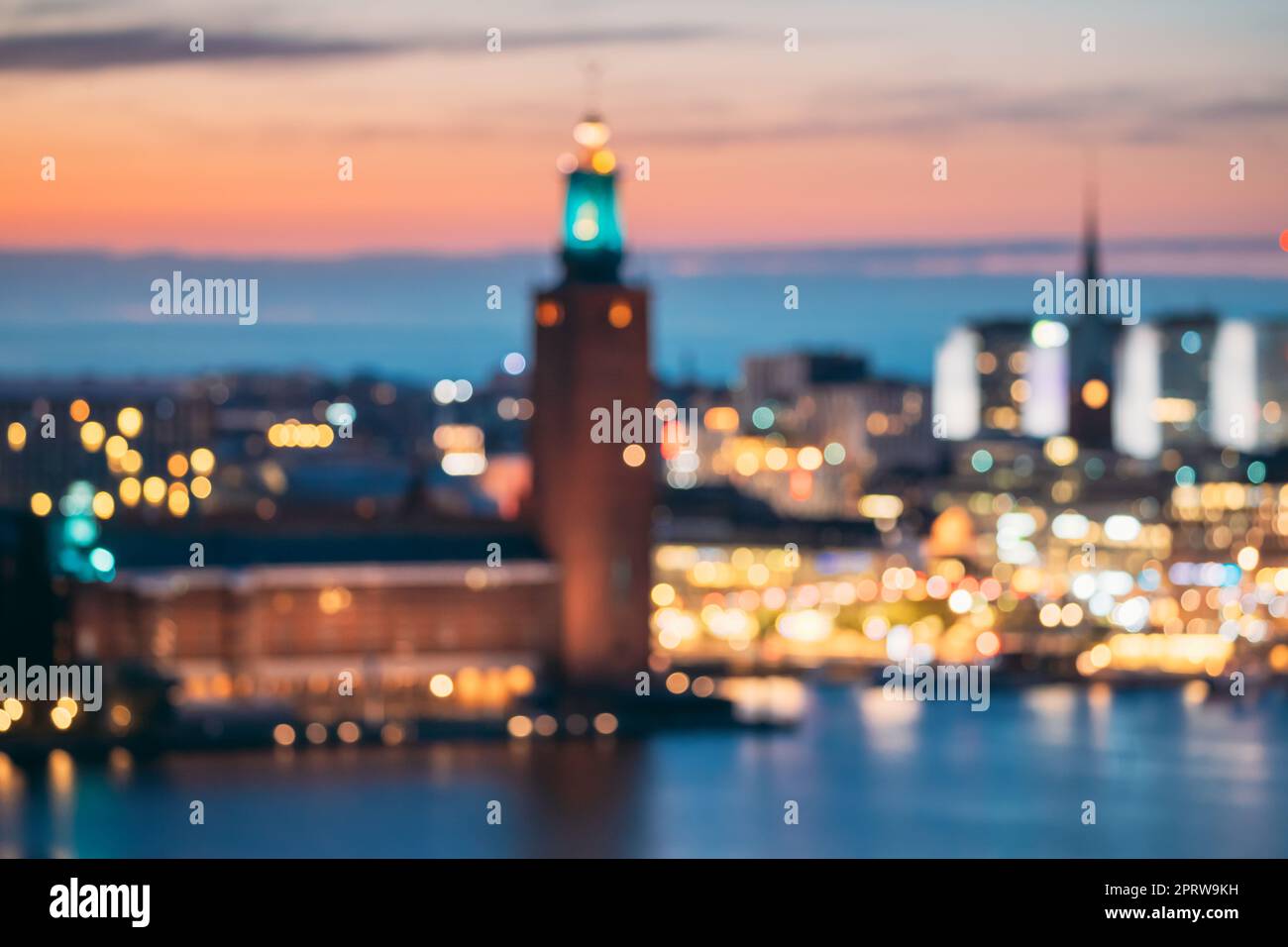 Stoccolma, Svezia. Lo Skyline di notte Abstract Boke Bokeh sfondo. Sfondo di design. Torre del Municipio di Stoccolma. Foto Stock