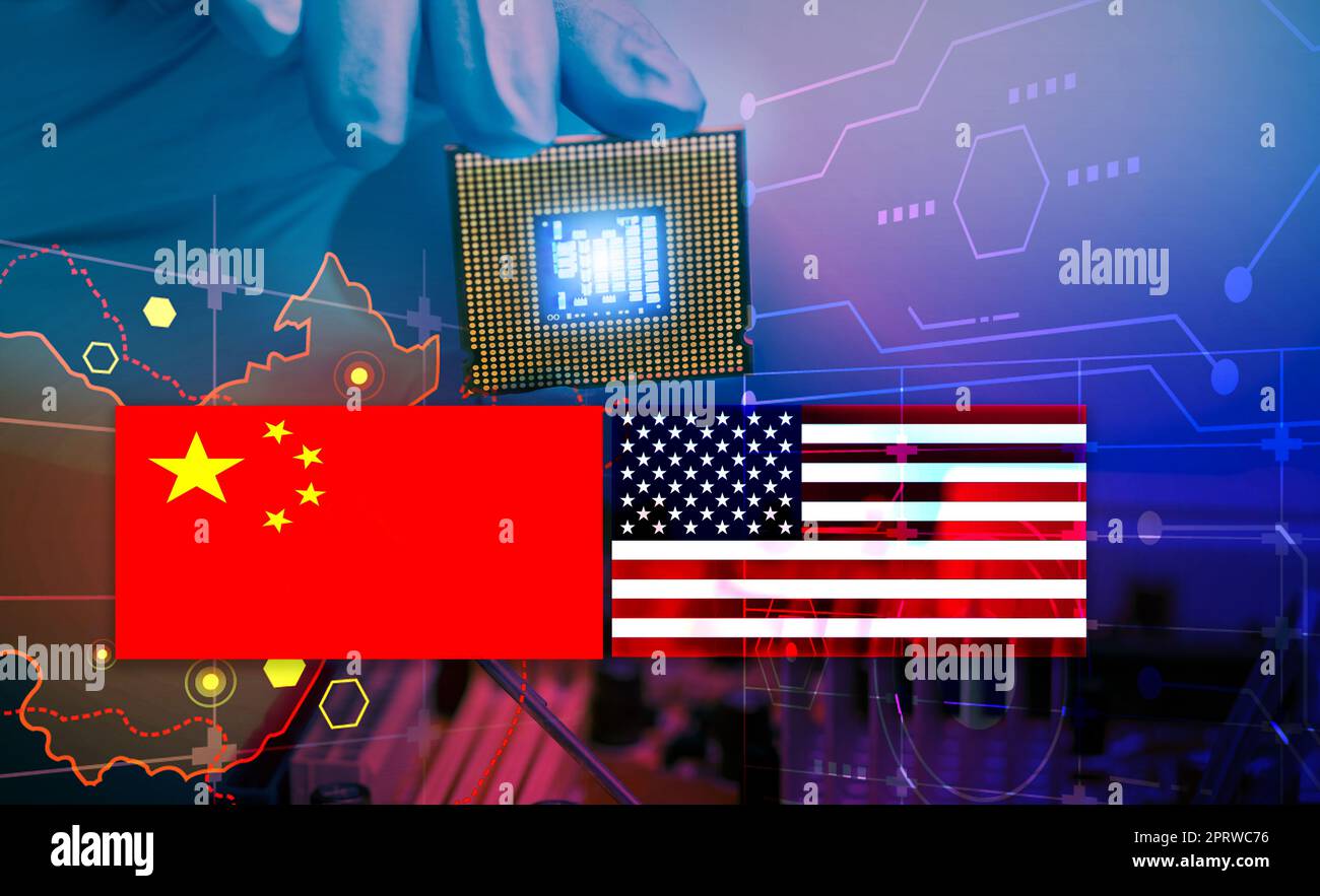 Carenza di chip e conflitto commerciale USA-Cina. Crisi globale della carenza di chip e concetto di guerra commerciale Cina-Stati Uniti. Bandiera della Cina e bandiera degli Stati Uniti sulla mappa della cina e sulla mano che tiene il chip del computer sullo sfondo. Foto Stock