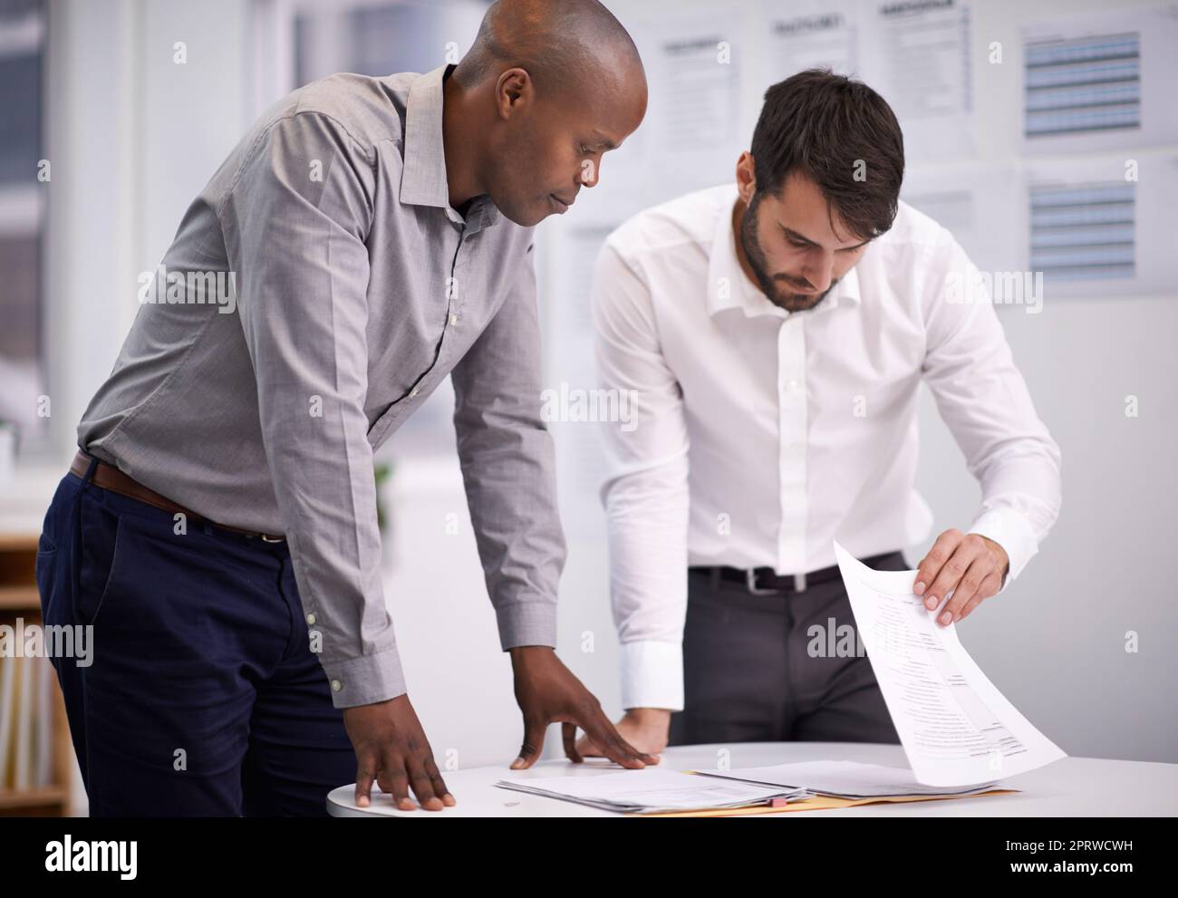 Questa è la mia proposta commerciale: Due uomini d'affari che discutano in una sala riunioni. Foto Stock