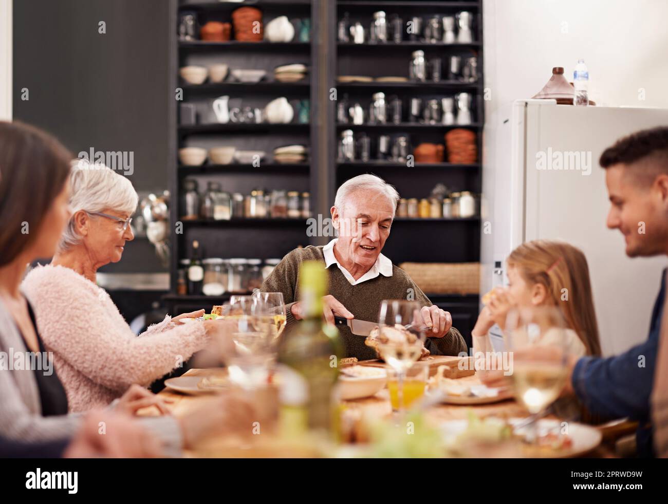 Una famiglia che si siede a cena. Foto Stock