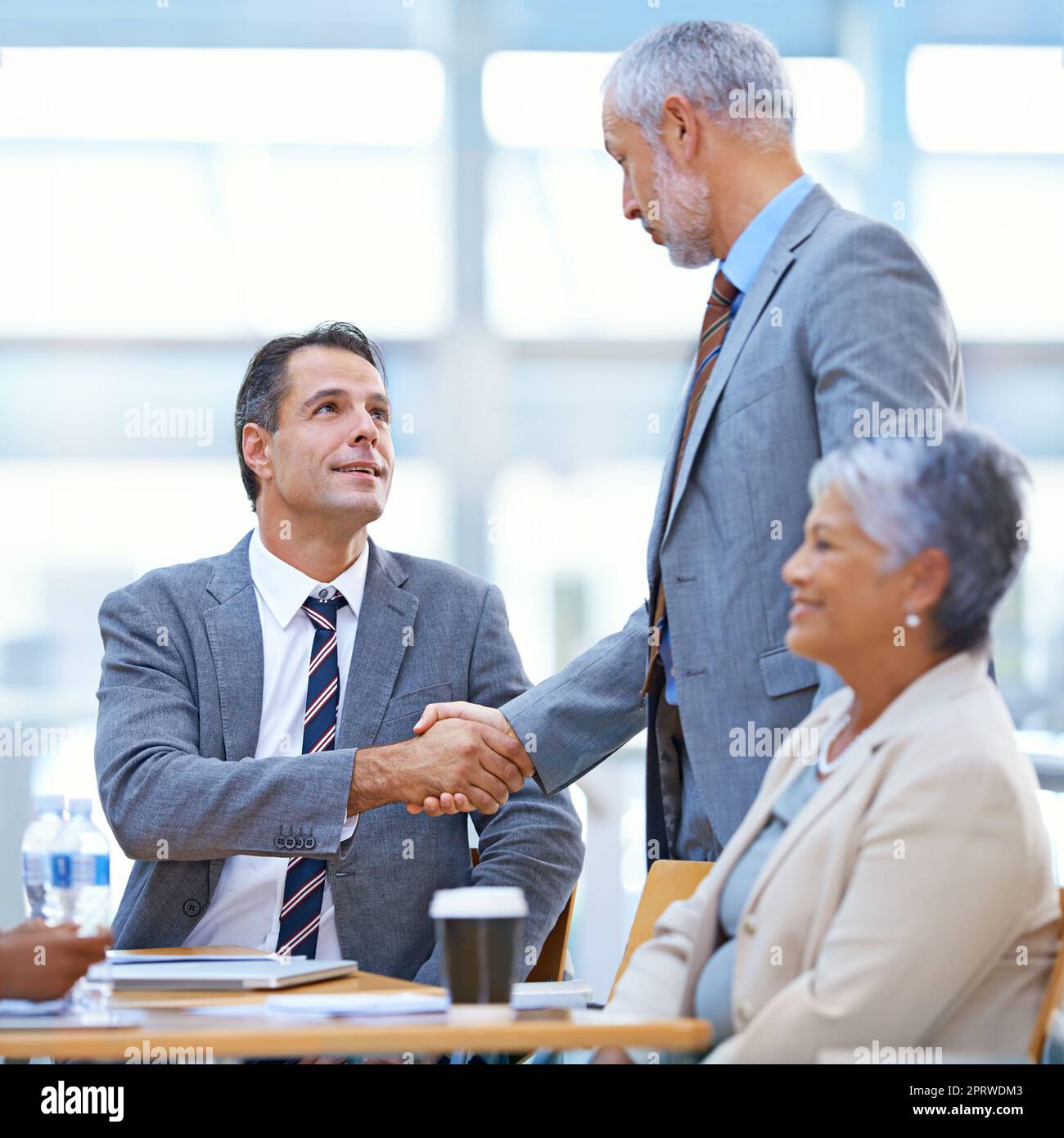 L'inizio di una proficua collaborazione: Due uomini d'affari che si stringono le mani in un incontro in ufficio. Foto Stock