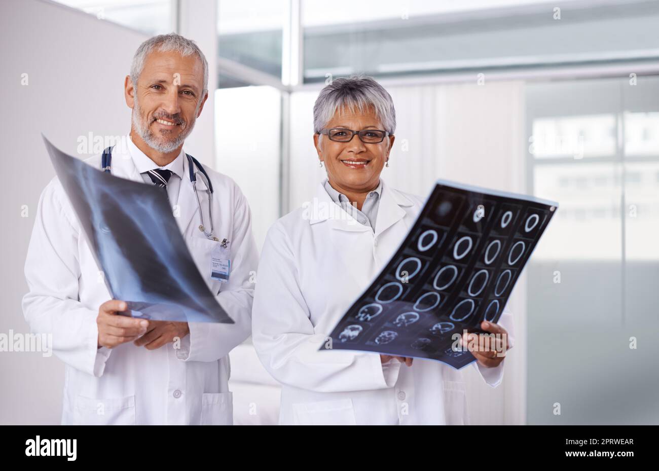 Consultare un collega per un secondo parere, due medici che lavorano insieme in un ospedale. Foto Stock