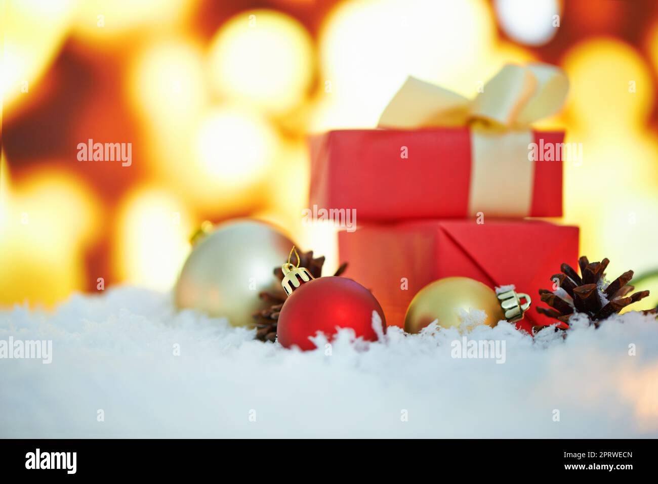 È qui che avviene la magia. Una disposizione delle decorazioni di Natale contro uno sfondo di luci. Foto Stock