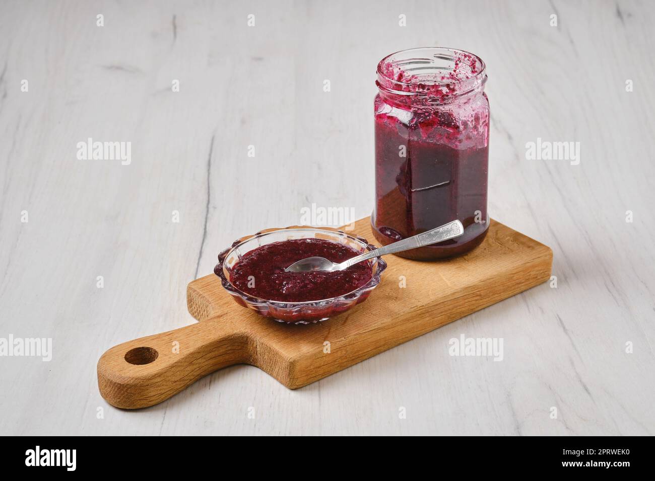 Marmellata di mirtilli fatta in casa in barattolo e piattino Foto Stock