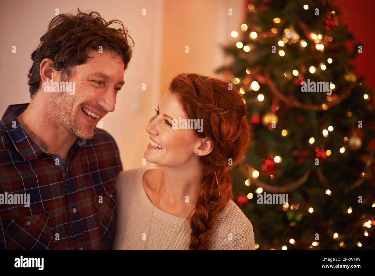 Una giovane coppia affettuosa a Natale. Foto Stock