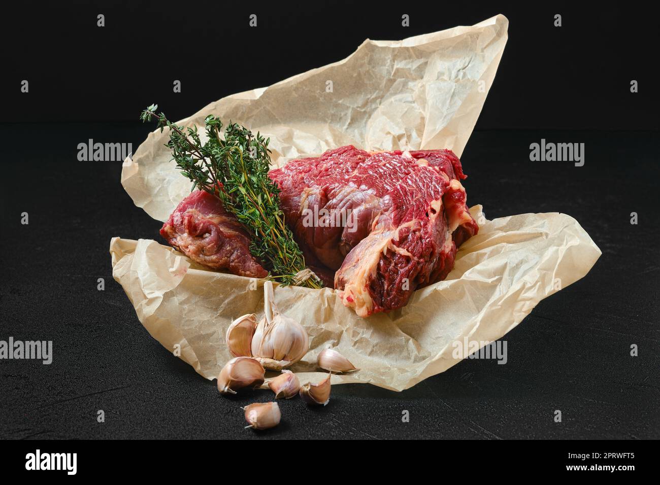 Involucro di manzo crudo in carta Foto Stock