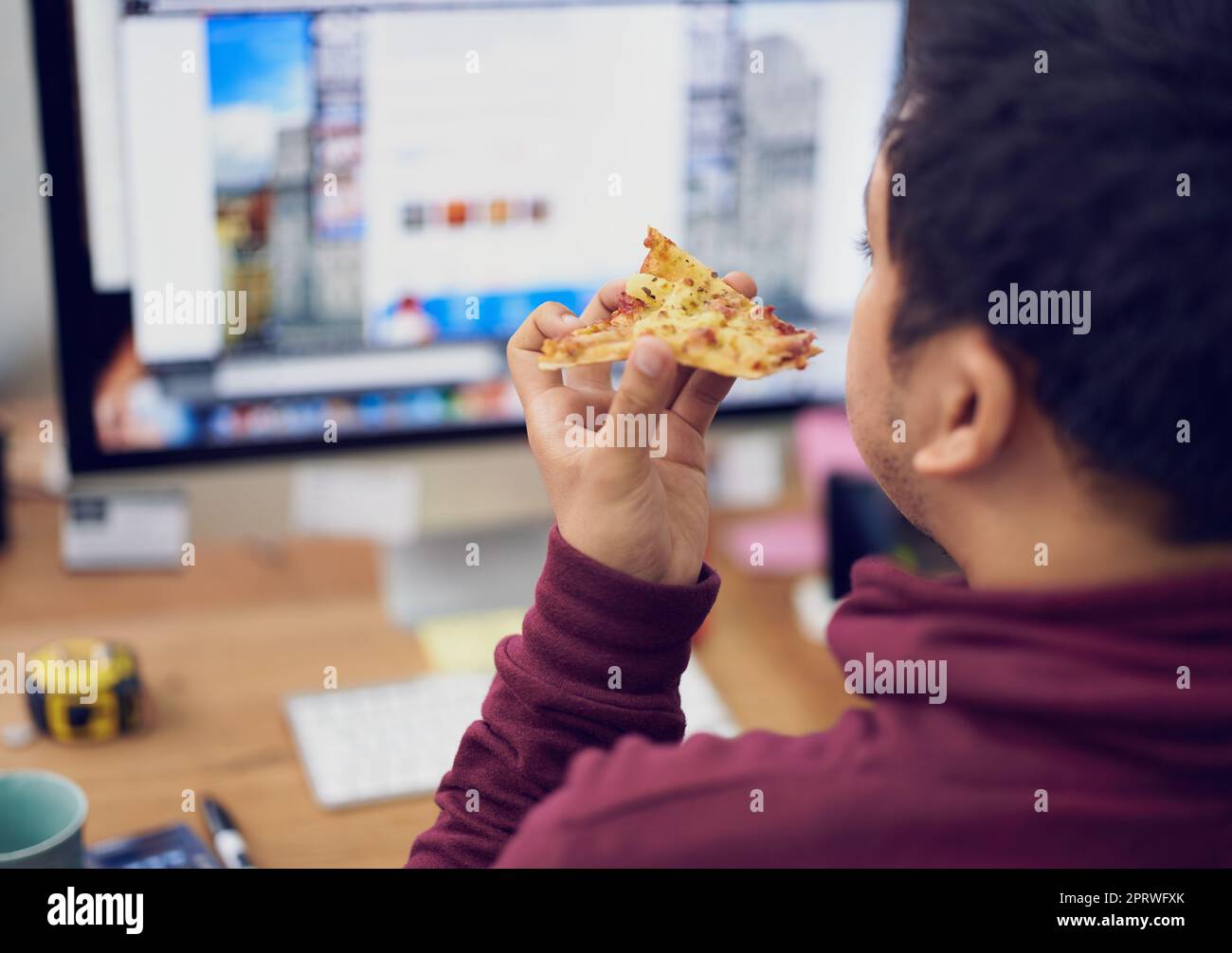 La creatività cresce in questo ufficio, i giovani impiegati in un ufficio creativo. Foto Stock