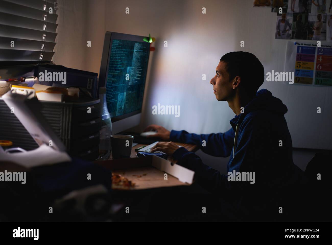 Un giovane programmatore si è concentrato sul suo lavoro. Foto Stock