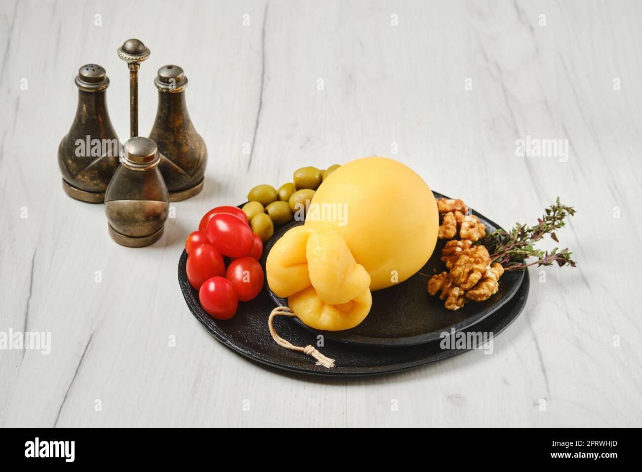 Classico formaggio scamorzza italiano su un piatto Foto Stock