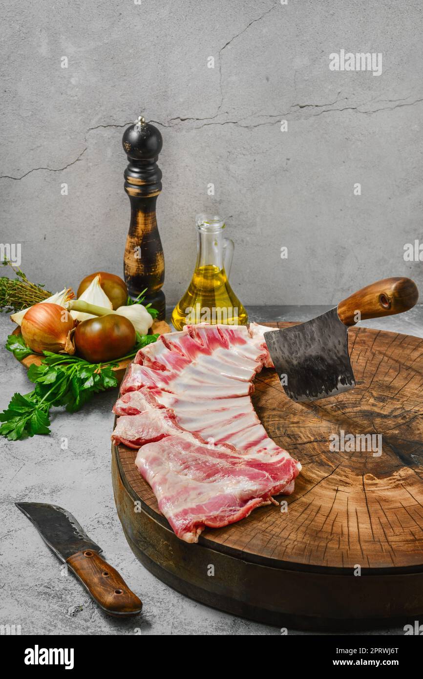 Il lombo di agnello crudo trita la carne con erbe aromatiche fresche, spezie  e olio da cucina su sfondo grigio tavolo da cucina. Vista dall'alto Foto  stock - Alamy