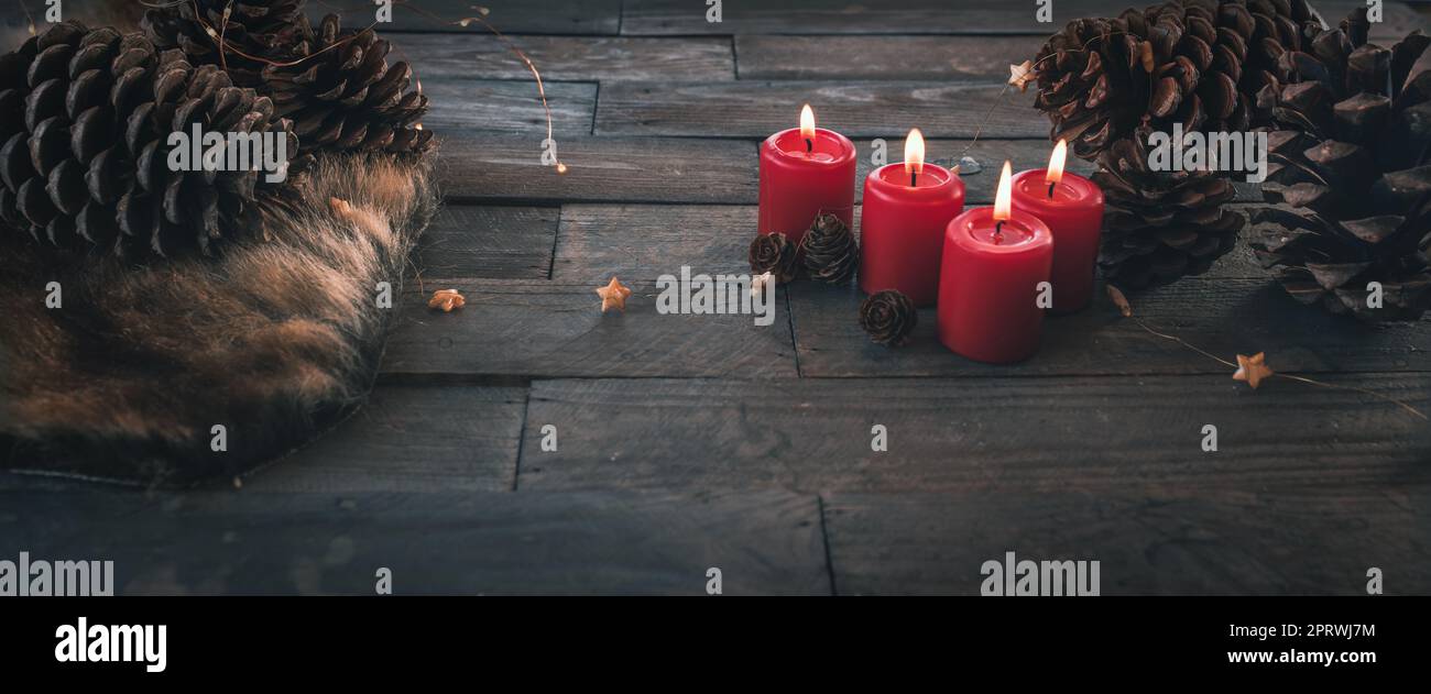 Candele che bruciano per Natale Foto Stock