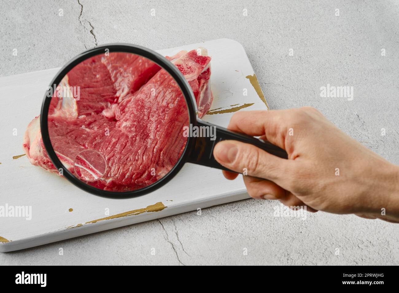 Concetto di carne coltivata. Carne dal bicchiere. Foto Stock