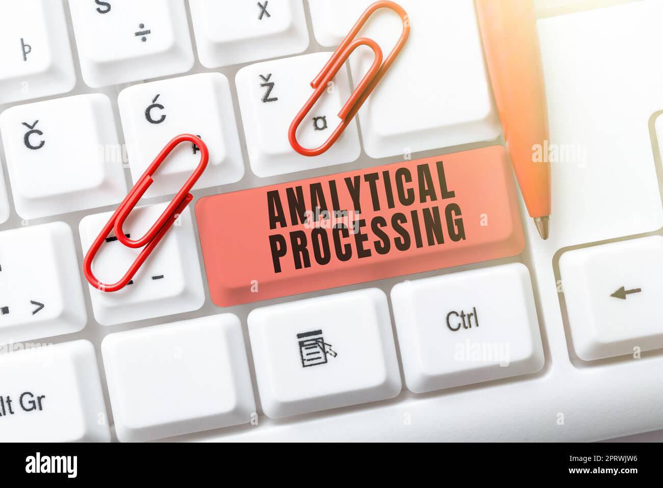 Testo che mostra l'elaborazione analitica dell'inspirazione. Idea aziendale visualizzazione semplificata di report di scrittura estrazione e rilevamento dei dati Foto Stock