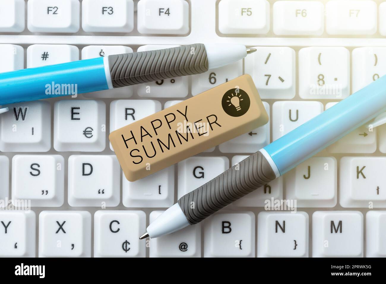 Scrittura visualizzazione testo Happy Summer. Business idea spiagge Sunshine relax caldo Sunny Season Solstice Foto Stock