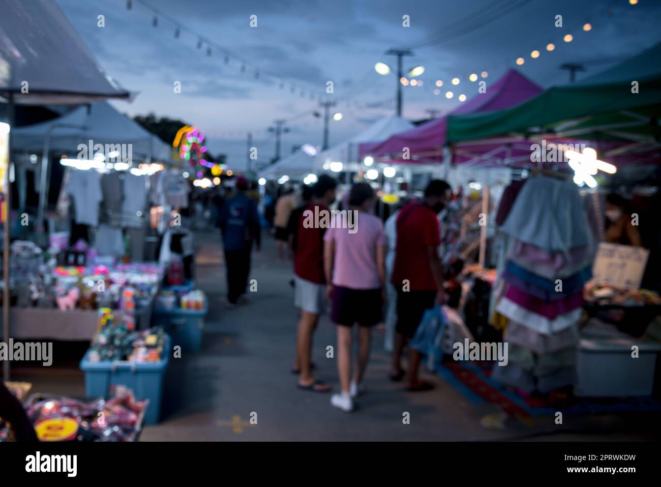 immagine sfocata del festival notturno del mercato persone che camminano sulla strada con bokeh leggero per lo sfondo. Foto Stock immagine sfocata del festival notturno del mercato persone che camminano sulla strada con bokeh leggero per lo sfondo. Foto Stock